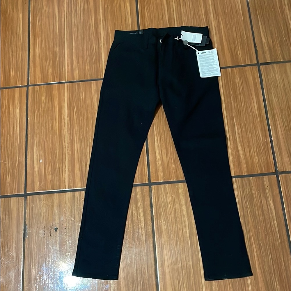 Sleek Black Skinny Jeans with Modern Fit
